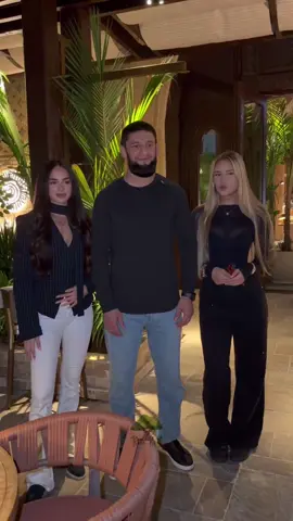 Хамзат Чимаев сфотографировался с русскими красотками 😍 #russia #moscow #chechnya #kavkaz #girls 