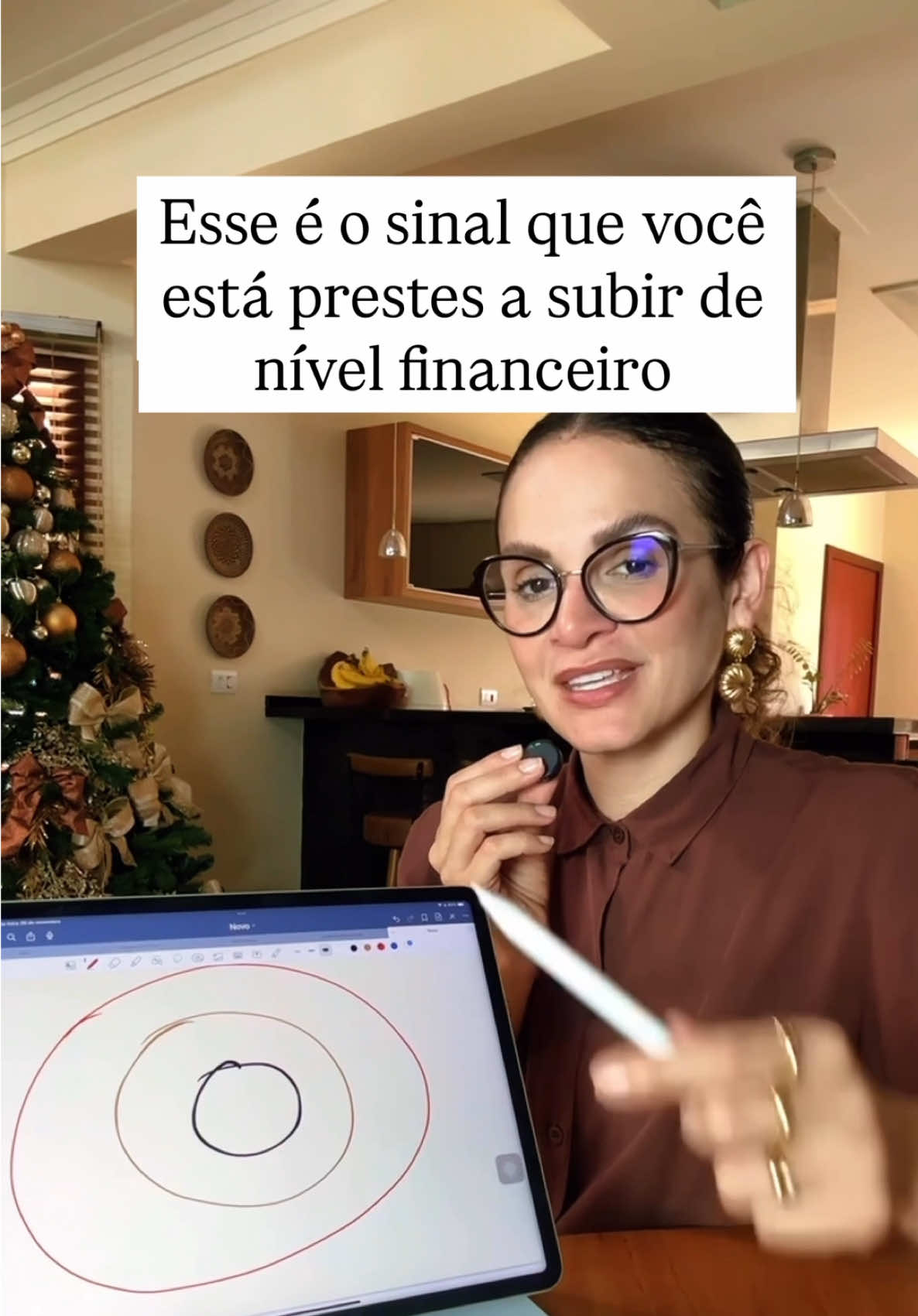 Tô didática hoje! Dei aula, vai! Pode dizer! Já viveu algo que tentou te parar logo depois de uma grande decisão que ia mudar tua vida? Não, não é um sinal de que não é pra você! É mecanismo de sobrevivência! E a ciência explica. Zona de segurança, zona de medo, zona de ação (ou de coragem)! A vida acontece do outro lado do medo, diria Clarice Lispector. Sábia Clarice! Já sabia o que a ciência demorou para explicar! E não, não acontece apenas em relação a dinheiro. Serve para qualquer área da vida. Mudou de nível? Tomou uma grande decisão? Teu mecanismo de sobrevivência vai tentar te puxar em algum nível ao cenário anterior, aquele “território” que você já domina. Não é a vida contra você não, minha cara! É apenas instinto de sobrevivência. Segue. A vida dos teus sonhos está depois da zona do medo! Lembra? Fez sentido agora? Mas a principal pergunta: o que você vai fazer HOJE para DECRETAR sua nova decisão & sua nova REALIDADE? O que vai fazer HOJE para sair da zona de medo & entrar na zona de criação da sua nova “savana”? Se tua questão for financeira: Eu te ajudo! Se tua questão for escalar teu negócio de finanças: eu te ajudo! Me deixa saber nos comentários que minha equipe já te chama pra ver se conseguimos te ajudar de verdade no teu caso específico. Crie uma linda vida! Xero #mentalidade #liberdadefinanceira #financaspessoais #neurociência #economiacomportamental  