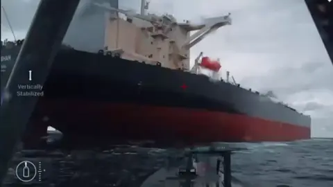 Ukraynalı “Sea Baby” deniz dronları, Karadeniz’de Rusya’nın “gölge filo” olarak adlandırılan petrol tankerini vurdu. — “Dashan” adlı gemi Komor Bayrağı altında seyrediyordu.#ukrayna #dron #seababy #tanker 