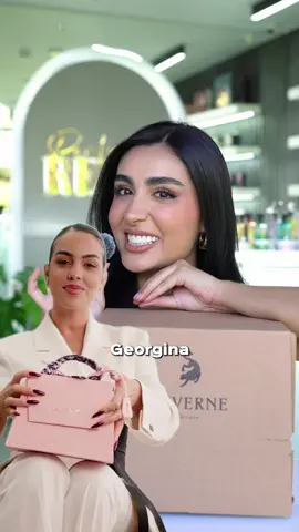 🌸 El perfume de Georgina Rodríguez. - Laverne Sense es el perfume de Georgina Rodríguez y lo amé me pareció espectacular 😍 desde su empaque hasta su aroma , cuenta con un olor floral súper femenino y me encantó su presentación que parece un bolsita 😁. - Este Kit está espectacular porque viene con el perfume y con un polvo con el aroma de el perfume que te deja la piel súper suavecita ☺️. - Si quieres saber el valor de este Kit déjame un comentario 👇🏼 #georginarodriguez #perfumes 