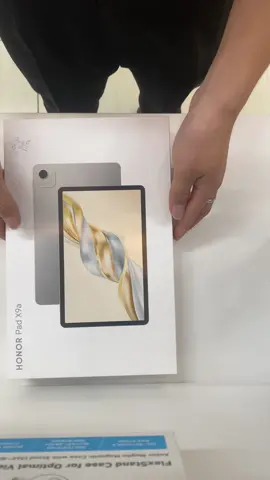 📚 HONOR Pad X9a – Tablet mới, màn hình lớn & cấu hình ổn cho học tập, làm việc và giải trí 🔥 Mới về kho với mức giá chỉ từ 6.670.000 ₫ cho phiên bản RAM 8 GB + ROM 256 GB — rất hợp lý nếu bạn đang tìm một chiếc tablet ổn định, đa dụng 👇 🌟 Điểm nổi bật của HONOR Pad X9a: 🖥️ Màn hình lớn 11.5” 2.5K + tần số quét 120 Hz — hiển thị rõ nét, màu sắc sống động, thao tác vuốt & cuộn mượt mà.  ⚙️ Chip Snapdragon 685 + RAM 8 GB + ROM 256 GB — đủ mạnh để lướt web, xem video, học online, làm việc văn phòng, xử lý tài liệu hay giải trí nhẹ nhàng mà không lag.  🔋 Pin “trâu” 8300 mAh + sạc nhanh 35 W — dùng cả ngày dài để học, làm việc, xem video mà không lo hết pin giữa chừng.  📚 Thiết kế mỏng nhẹ – dễ cầm & mang theo — rất phù hợp cho học sinh, sinh viên hoặc người làm việc di động.  🔊 Hỗ trợ đa tác vụ, giải trí & học tập linh hoạt: mở nhiều app cùng lúc, xem video, đọc tài liệu, học online — tablet này làm được hết. 🎯 Phù hợp với ai? Học sinh – sinh viên cần một máy học online, ghi chú, đọc tài liệu. Người làm việc văn phòng cần tablet để đọc mail, duyệt file, họp online. Người thích giải trí: xem phim – YouTube – lướt web – đọc sách. Gia đình cần máy vừa học – vừa chơi – vừa đọc truyện/ sách. 📦 Máy mới, chính hãng, sẵn sàng giao hàng toàn quốc.