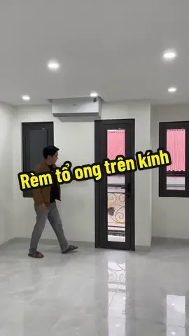 Lắp rèm tổ ong trên kính cho các ô cửa nhỏ giúp tiết kiệm không gian, tăng độ thẩm mỹ mà vẫn đáp ứng đầy đủ công năng sử dụng. #vuarem #remtoong #remtoongtrenkinh #remcua #luoichongmuoi 