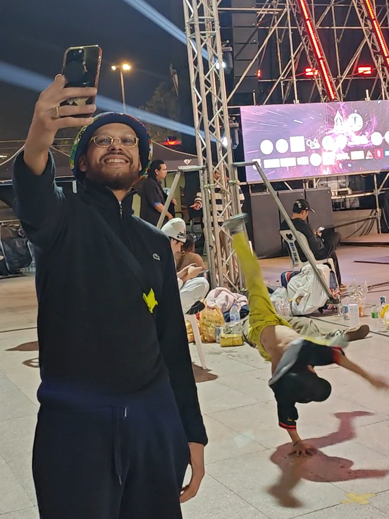 คนที่ไม่ได้อยู่ในวงการบีบอยอาจจะยังไม่รู้จักลุงคนนี้😅 ลุงคนนี้คือ B-Boy Lilou (อาลี รามดานี) เป็นนักเต้นบีบอยระดับโลกชาวฝรั่งเศสเชื้อสายแอลจีเรีย ที่เคยคว้าแชมป์ Red Bull BC Oneมาแล้วถึง 2 สมัย (ปี 2005 และ 2009)  ขอบคุณBboy Lilou ที่เห็นความสามารถ ของBboy SenDoh เด็กน้อยอายุ9ขวบครับ🙏🙃 #bboySenDoh  #bboy  #bboythailand🇹🇭  #bboylilou  #พ่อสอนลูกเต้น  @Mama de Hop 