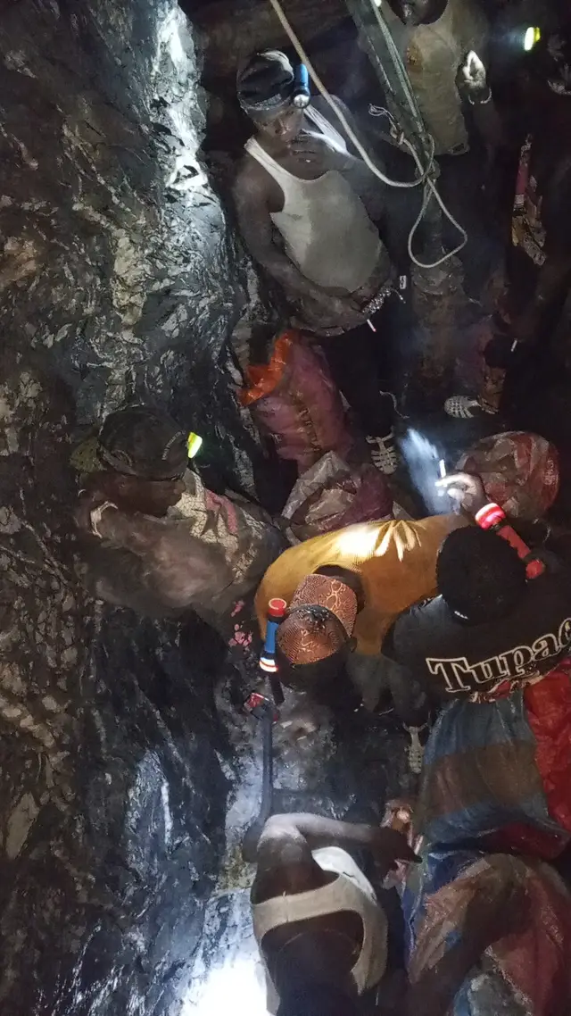 Les Orpailleurs s'affairent à la recherche d'OR pur, fouillant sous terre à plus de 85 mètres de profondeur. C'est impressionnant de voir jusqu'où ils vont pour trouver ce précieux métal!