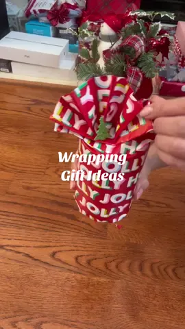 Delightful gift wrapping hack! 🎁 #christmas #christmaswrappingtips #gift #christmastiktok #LearnOnTikTok 