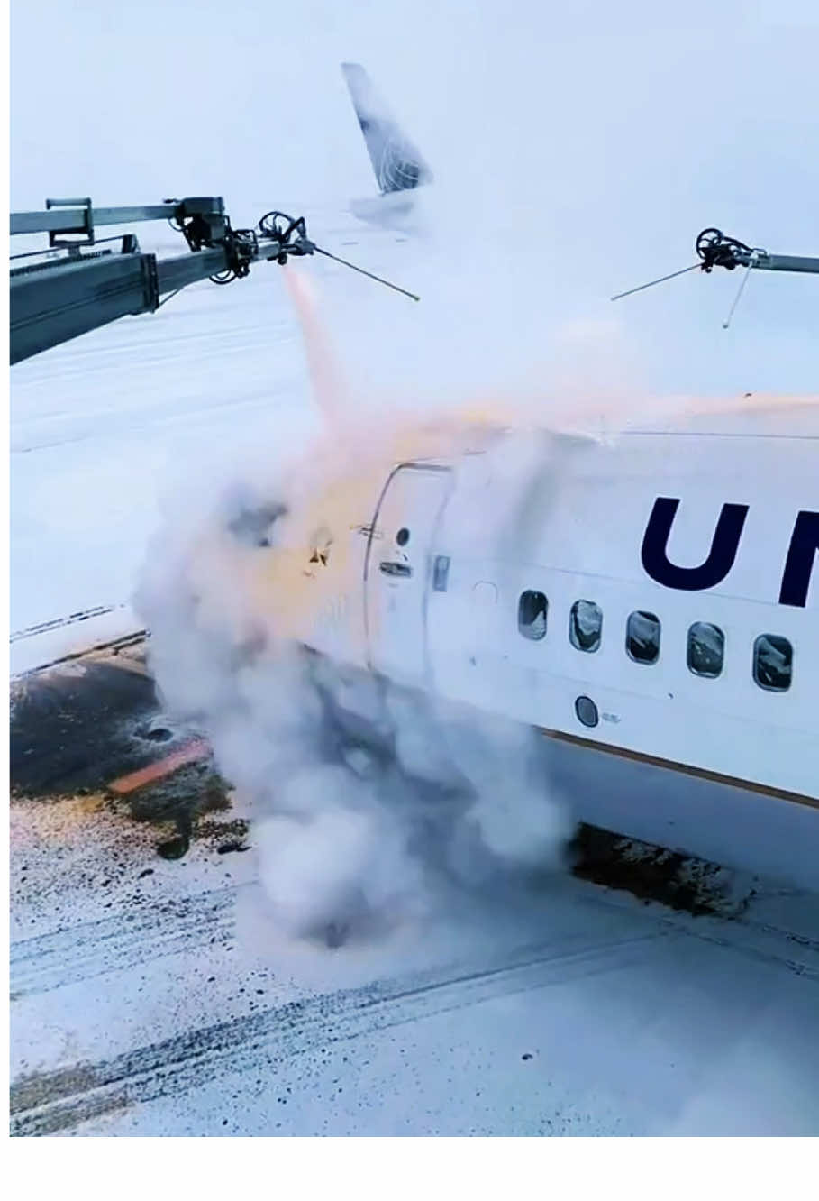 Why Planes Get Sprayed With Orange Liquid 😳#aviation #airplane #deicing #foryoupage #Knowledge