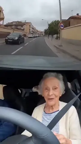 Confía en la experiencia 🧠🚗 Abuela al volante. Todo bajo control 😌 👉 Simulación con IA. #abuela #experiencia #conducción #IA 