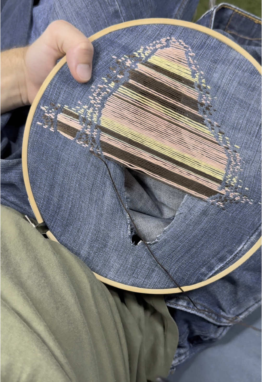 Mending up a gash in some Levi’s with some darning #clothingrepair #handsewn #darning #upcycle #upcycling #clothing #handmade #handwork #darn #thrift #fashiontiktok #fashion #denim #handembroidery #embroidered #sashiko #fyp #fypシ 