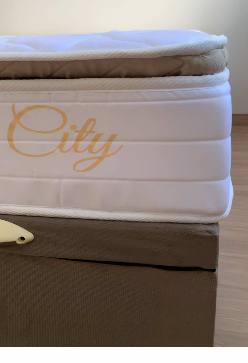 Colchão molas ensacadas City - box baú, minha opinião sincera, quem gosta de colchão mais firme, ele é ótimo! Vou poder dizer melhor com o tempo, mas de primeira impressão, pelo valor, achei muito bom 🩷 optamos por não por os pézinhos da cama.  #boxbau #quarto #foryou #colchao #reforma 