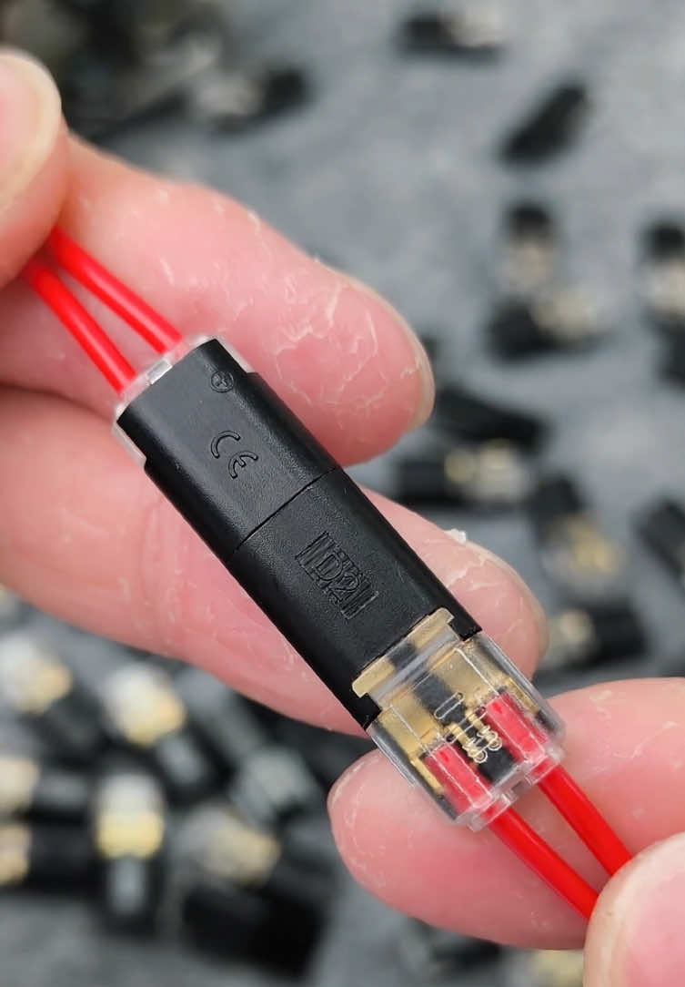 It’s simple, handy, tidy, looks good, and actually works. #wiring #wiringhack #wireconnector #christmas #tiktokmademebuyit 