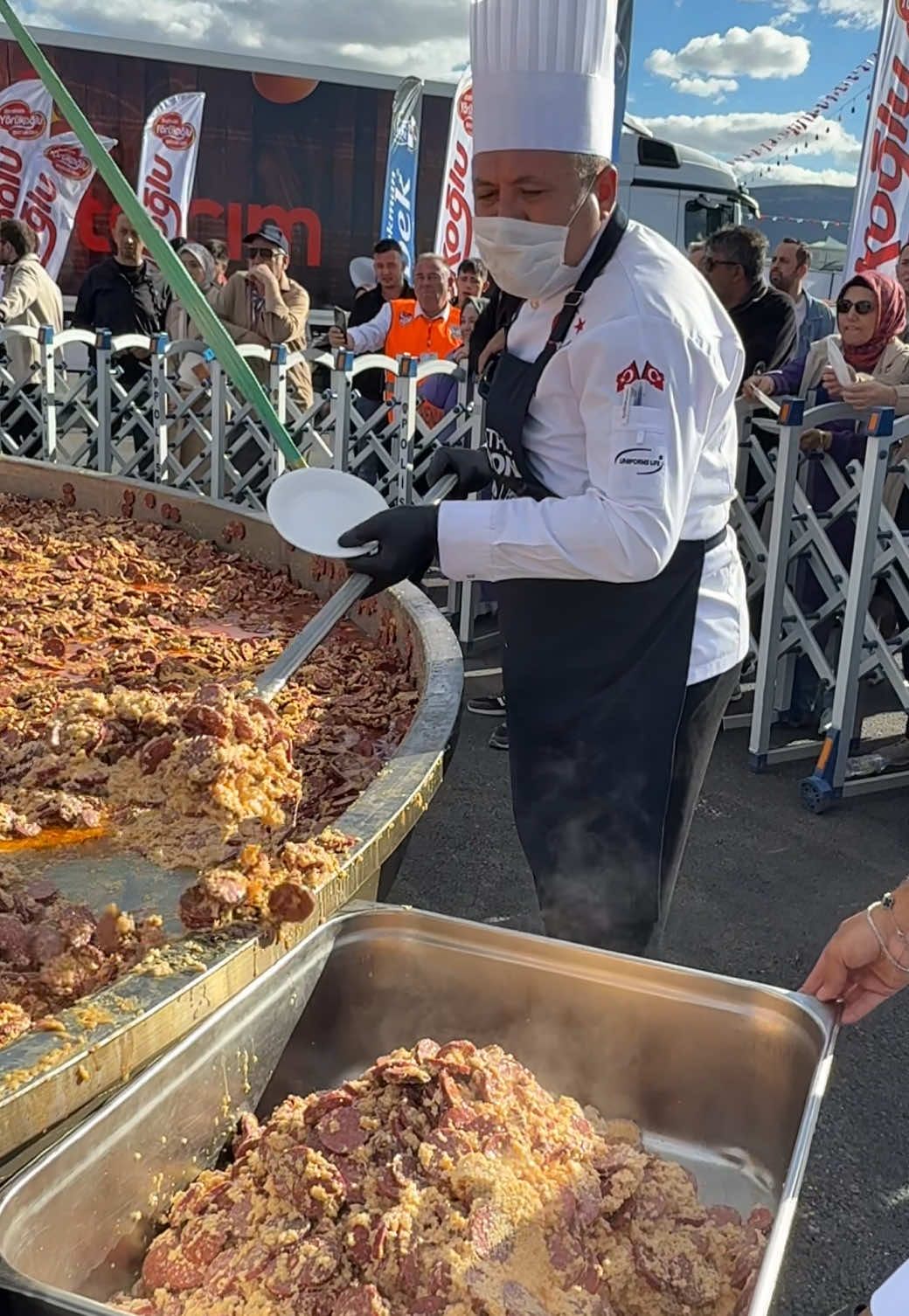 Afyon’da Dünya’nın En Büyük Sucuklu Yumurtası Yapıldı…😎😎 #türkiye #afyonkarahisar #sucukluyumurta #eggs #gurmemarask 