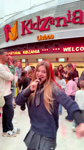 Hoje vim conhecer a @KidZania Lisboa e saí daqui com uma certeza: quando a gente conhece diferentes caminhos, a gente aprende a escolher melhor. Aqui não é só sobre profissões. É sobre descobrir talentos, testar possibilidades e entender que cada escolha constrói o nosso futuro. Quem vive experiências, cresce. Quem conhece, escolhe melhor. E você… já pensou no que gostaria de ser no futuro? 💭 Conta aqui pra mim 👇