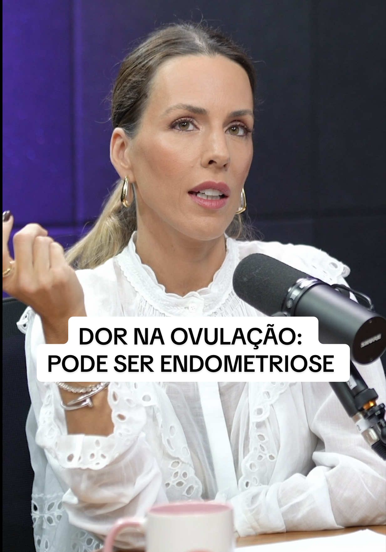 PodJuntas com Lalá | E.02 Dor na ovulação: pode ser endometriose  Convidado: @dr.duartemiguel A endometriose quase sempre começa com dor cíclica na menstruação ou na ovulação. Com o avanço da doença, essa dor pode deixar de ser cíclica e se tornar constante. Mas em qualquer fase, a dor não deve ser normalizada: ela já é um alerta importante para investigar a endometriose e buscar diagnóstico precoce. Episódio completo no YouTube: youtube.com/lalamesquita Inscreva-se no canal e ative o sininho para acompanhar os próximos episódios.  Link na bio. Também disponível no Spotify, Apple e Amazon. Conhece alguém que precisa desse alerta? 💛 Compartilhe este post  #JuntasSomosMaisFortes Sentir dor não é normal. Procure ajuda de um especialista. E você, sente dor na menstruação, na ovulação ou já é constante? #endometriose #fy #endometrioma #foryou  