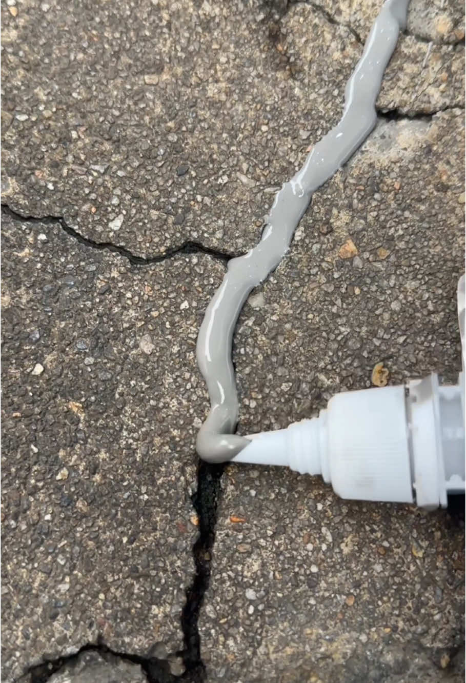 My floor has a huge crack and it's leaking!😱 How do I fix it? #crack#Repair#house#tool#sealant#sealing#homeimprovement#tiktokmademebuyit#homerenovation#Caulking#Adhesivee