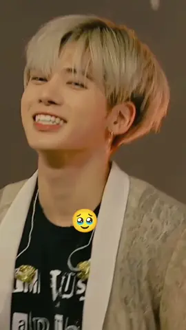 that smile 😭🥀 #taehyun #jonghyun   #shawols 🫂 #shinee #fyp 