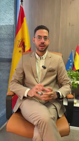 🇩🇴 𝗗𝗼𝗺𝗶𝗻𝗶𝗰𝗮𝗻𝗼 𝗰𝗮𝘀𝗮𝗱𝗼 𝗰𝗼𝗻 𝗰𝗶𝘂𝗱𝗮𝗱𝗮𝗻𝗼 𝗲𝘀𝗽𝗮ñ𝗼𝗹 𝗼 𝗲𝘀𝗽𝗮ñ𝗼𝗹𝗮: 𝗲𝘀𝘁𝗮 𝗲𝘀 𝘁𝘂 𝘃í𝗮 𝗺𝗮́𝘀 𝗿𝗮́𝗽𝗶𝗱𝗮 𝗽𝗮𝗿𝗮 𝘃𝗶𝘃𝗶𝗿 𝘆 𝘁𝗿𝗮𝗯𝗮𝗷𝗮𝗿 𝗹𝗲𝗴𝗮𝗹𝗺𝗲𝗻𝘁𝗲 𝗲𝗻 𝗘𝘀𝗽𝗮ñ𝗮. La 𝗿𝗲𝘀𝗶𝗱𝗲𝗻𝗰𝗶𝗮 𝗱𝗲 𝗳𝗮𝗺𝗶𝗹𝗶𝗮𝗿 𝗱𝗲 𝗰𝗶𝘂𝗱𝗮𝗱𝗮𝗻𝗼 𝗲𝘀𝗽𝗮ñ𝗼𝗹 te otorga: ✔️ 5 años de residencia ✔️ Permiso de trabajo desde el primer día ✔️ Estabilidad para ti y tu familia ✔️ Un trámite más ágil que otras vías de extranjería Solo necesitas tener el matrimonio registrado, la documentación al día y demostrar vuestra relación y convivencia. En 𝗘𝗺𝗶𝗴𝗿𝗮𝗳𝗮́𝗰𝗶𝗹 nos encargamos de todo: 🔹 Revisión completa de requisitos 🔹 Preparación del expediente 🔹 Presentación telemática 🔹 Acompañamiento hasta la resolución 💬 𝗘𝘀𝗰𝗿í𝗯𝗲𝗻𝗼𝘀 𝘆 𝗲𝗺𝗽𝗲𝘇𝗮𝗺𝗼𝘀 𝘁𝘂 𝗽𝗿𝗼𝗰𝗲𝘀𝗼 𝗵𝗼𝘆 𝗺𝗶𝘀𝗺𝗼. Tu residencia está al alcance. #FamiliarDeCiudadanoEspañol #ExtranjeríaEspaña #DominicanosEnEspaña #VivirEnEspaña #Residenciaespaña