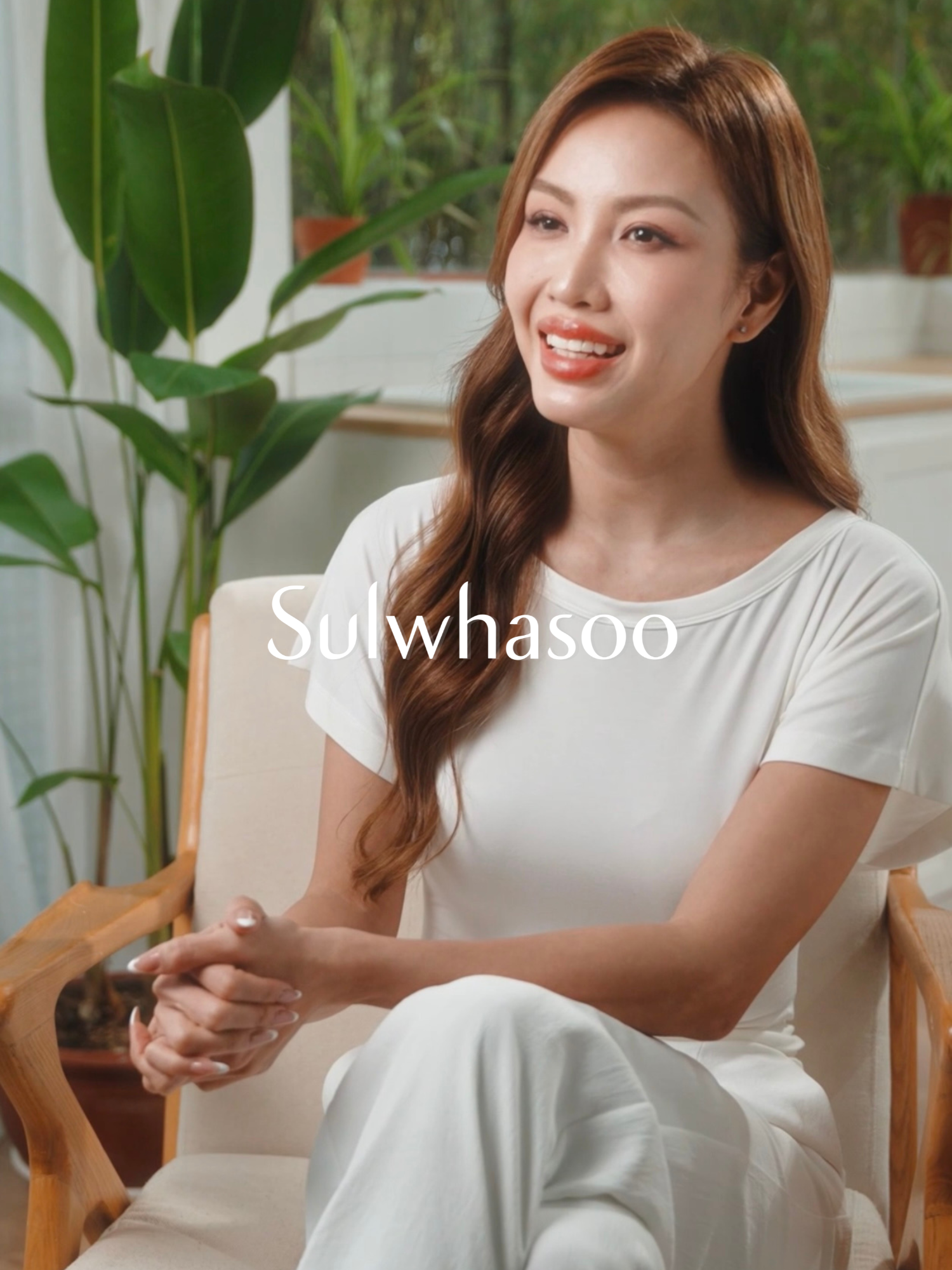 Nội lực tạo nên sức hút bền vững. Đó là khi vẻ đẹp người phụ nữ được định hình bởi lựa chọn sống trọn vẹn: cân bằng giữa gia đình, sự nghiệp và trân trọng những giá trị cá nhân. Với chị Zen, sức hút khởi sinh từ nội lực được bồi đắp qua năm tháng. Gần 10 năm tin tưởng và đồng hành cùng Sulwhasoo, chị tin vào vẻ đẹp được nuôi dưỡng nhẹ nhàng nhưng bền bỉ, hài hòa cùng nhịp sống hối hả. Và khi dành ra một khoảng tĩnh tại để lắng nghe làn da, chị tìm thấy sự đồng điệu trong Liệu trình 4 Tuần Tái Thiết Chuyên Sâu – The Ultimate S Infusion Treatment, nơi vẻ đẹp và khí sắc dần được đánh thức một cách toàn diện.   ✨ Tuần 1 – Thanh lọc chính xác tế bào chết làm chậm quá trình tái tạo với chiết xuất Bạch Sâm quý hiếm.  ✨ Tuần 2 – Tái cấu trúc mạng lưới collagen phục hồi độ đàn hồi với công nghệ viên nang dầu siêu nhỏ.  ✨ Tuần 3 – Nâng căng 4D và tái thiết toàn diện làn da từ cơ chế đảo chiều lão hóa của Quả Nhân Sâm nuôi dưỡng 1.000 ngày,  ✨ Tuần 4 – Củng cố và duy trì hiệu quả đến 3 tuần sau khi ngừng sử dụng.  Tôn vinh vẻ đẹp của người phụ nữ hiện đại bằng nghệ thuật nuôi dưỡng từ nội tại. Để tâm hồn và làn da bừng tỏa khí sắc, phản chiếu trọn vẹn bản lĩnh và khí chất độc bản của mỗi người.  #SulwhasooVN #TheUltimateS #TheUltimateSInfusionTreatment