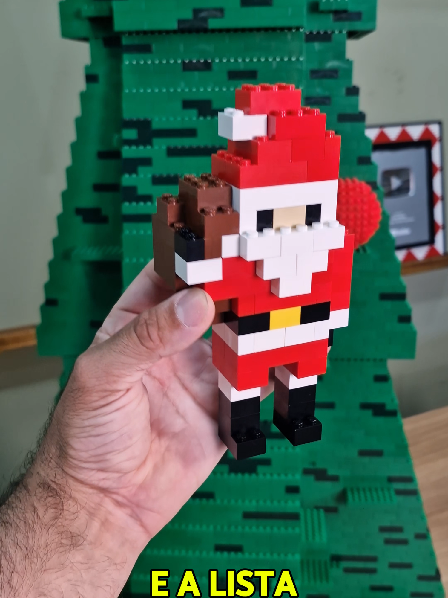 Construindo uma árvore de natal com mais de 20 mil peças de LEGO! Siga a NO BLOCO: https://www.instagram.com/no.bloco/