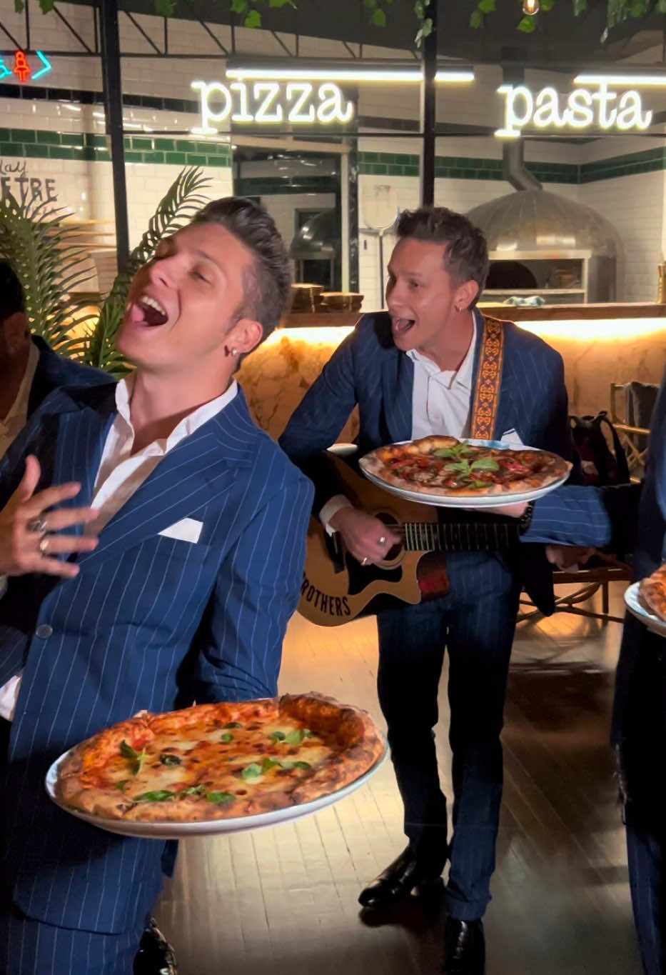 It's Pizza Friday🇮🇹🍕 Who is getting Pizza Tonight?🙌🏽 #pizza #celaluna #chelaluna #esteriorebrothers #italy 