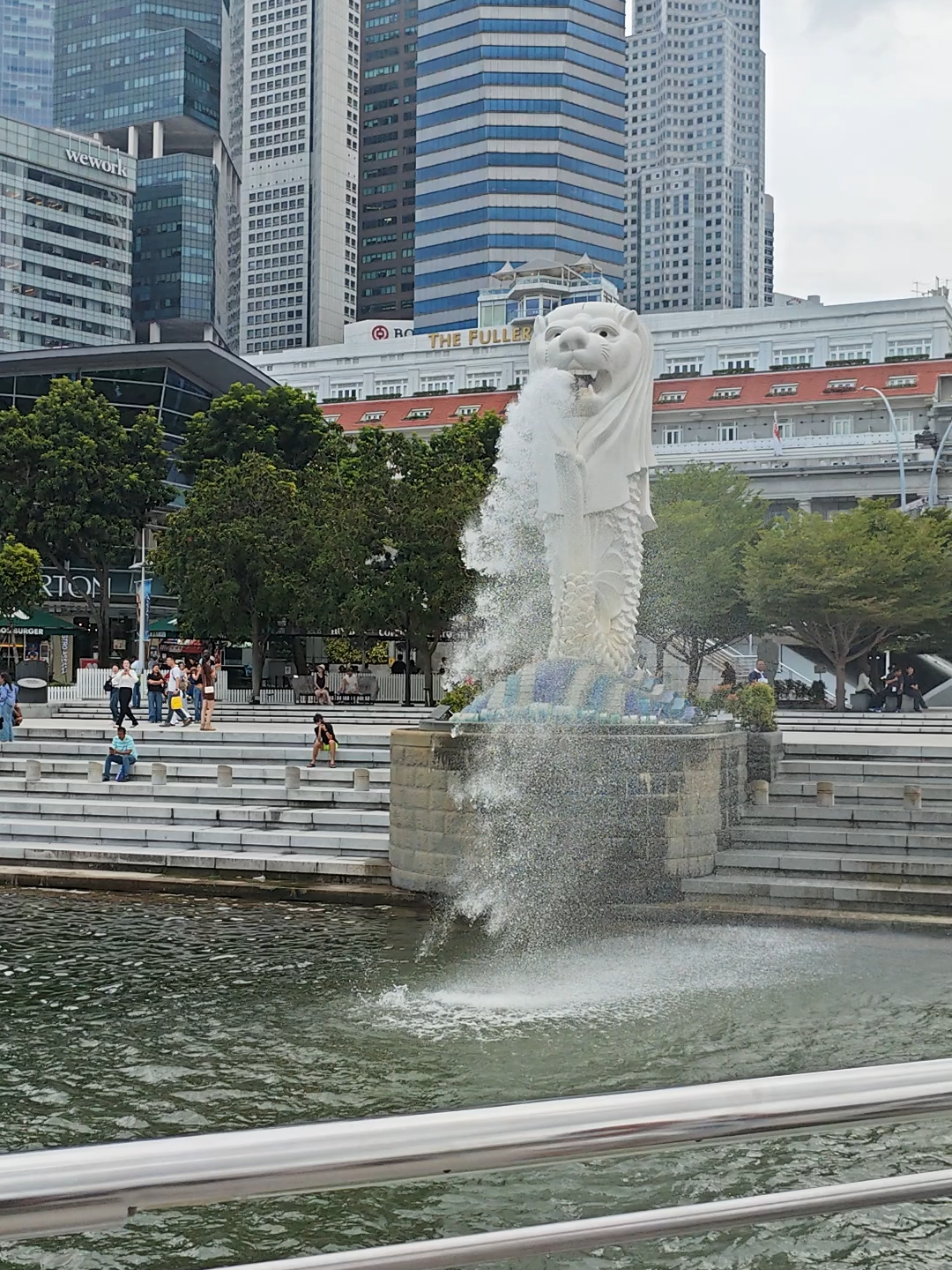 Giữa lòng Singapore hiện đại, tượng Sư Tử Biển phun nước kiêu hãnh, nhắc tôi về hành trình tuổi trẻ, khám phá thế giới, mơ ước lớn, và trân trọng#Merlion park#xu hướng #cuộc sống singapore