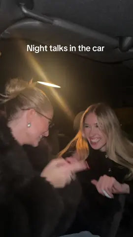 Jen tak, zaparkovat auto a kecat 🙈🤌🏻 #nighttalk #yap #blonde #ophelia #twins 