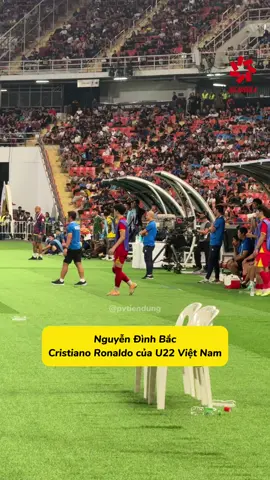 Hình ảnh này làm tôi nhớ đến CR7 hồi chung kết EURO 2016 😁🇻🇳 #nguyendinhbac #seagames2025 #u22vietnam #pvtiendung #xuhuong 