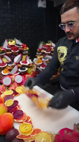 Avec ces boules de Noël 100 % fruits, j’ai voulu réinventer la magie des fêtes 🌟 Aucun sucre ajouté, aucun artifice. Des couleurs naturelles, des saveurs pures, et un moment de fête qui fait du bien au corps autant qu’au cœur. Noël peut être gourmand, élégant et sain à la fois 🍊🍓 Et si cette année, la magie se mangeait vraiment ? #fruits #dessert #Noël 