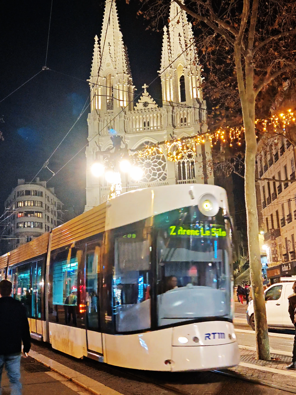 Quand la nuit tombe sur Marseille… c’est une autre vibe 🌃✨🚋 #marseille #france #virale #fyp #foryoupage❤️❤️ @L'OM💙⭐️🤍 