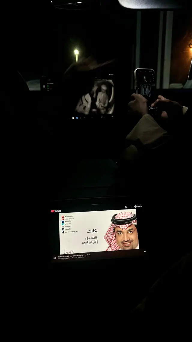 كذاب من قال برجعلك بعد فتره أحسب غيابه شهر لو مرت ثواني البارحة قلت أنا بصبر ألى بكره واليوم جاني وحبيب القلب ما جاني غنيت بأسمك هلا يامعتلي قدره نورت قلبٍ يشاطره الفكر عاني غنيتها لك وأنا رجلي على جمره جمر المحبة ونار الشوق تصلاني