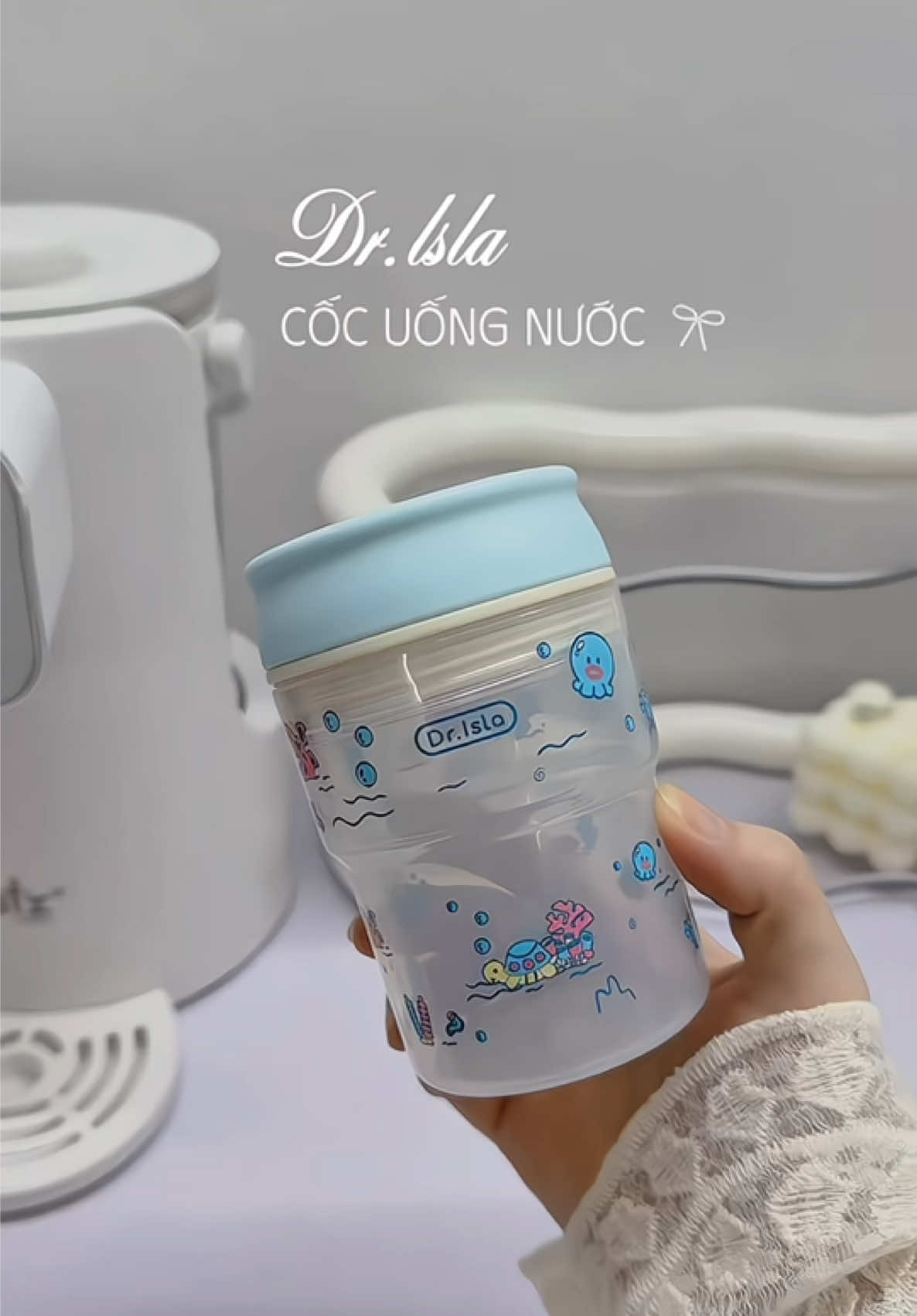 Đúng kiểu phát minh vĩ đại luôn. Nhỏ Kem giờ cái gì cũng đòi tự cầm tự ăn nên là mua cái cốc này không còn sợ bị đổ nước nữa rồi. #mevabe #cocuongnuoc #cốc #kemieu #binhtaphut 