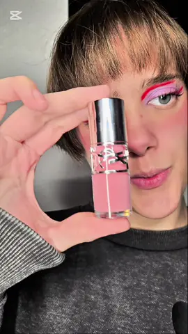 #publi Si quieres una muestra gratuita pincha en este enlace: https://yslbeauty-es.beauty-campaigns.com/quiz/1546042_1221/ ESTA NAVIDAD YSL BEAUTY PRESENTA ¡LABIOS IRRESISTIBLES CON LOVESHINE PLUMPING LIP OIL GLOSS! GRWM usando Loveshine Plumping Lip Oil Gloss. ⚡ Volumen adictivo (+20%): Su fórmula con ácido hialurónico proporciona un efecto voluminizador instantáneo, logrando unos labios hasta un 20% más voluminosos y con un aspecto irresistible ⚡ Brillo Deslumbrante:  El acabado brillo vibrante te hará brillar con luz propia. Un brillo extremo que capta la atención y realza la belleza natural de tus labios. ⚡ Hidratación Profunda (24 horas): Enriquecido con un 95% de aceites nutritivos , incluyendo aceites de jengibre y pimienta, y pulpa de alto, conocida por sus propiedades antioxidantes e hidratantes, mantiene tus labios hidratados hasta por 24 horas gracias a su fórmula oil. ⚡ 8 Horas de Duración:  Disfruta de un brillo y volumen impecables durante 8 horas sin necesidad de retoques. ⚡ Delicioso Aroma a Mango. @YSL Beauty  #YSLBeauty #makeuplookً  #yslbeauty #lookdemaquillaje