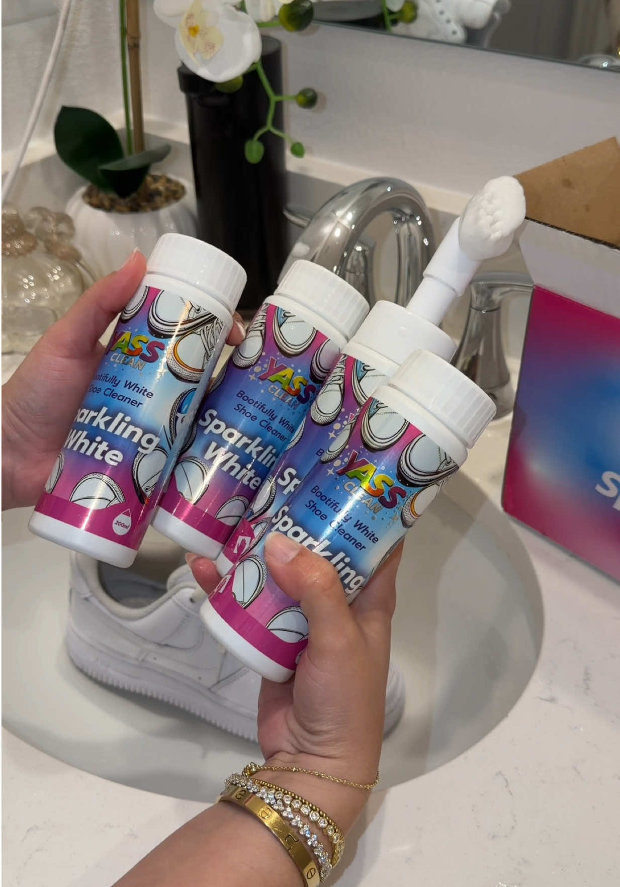 Este producto es muy bueno para lavar los tenis ,como ven a los blancos les quito todas las manchas @Yass Clean 