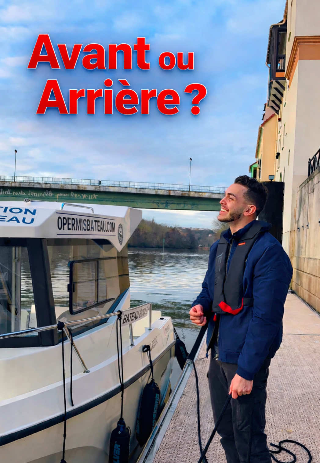 Avant ou arrière… ça dépend ! 🚤 Le vent change tout à l’amarrage. Tu y penses toujours ? #tuto #permis #bateau #opermis #permisbateau 