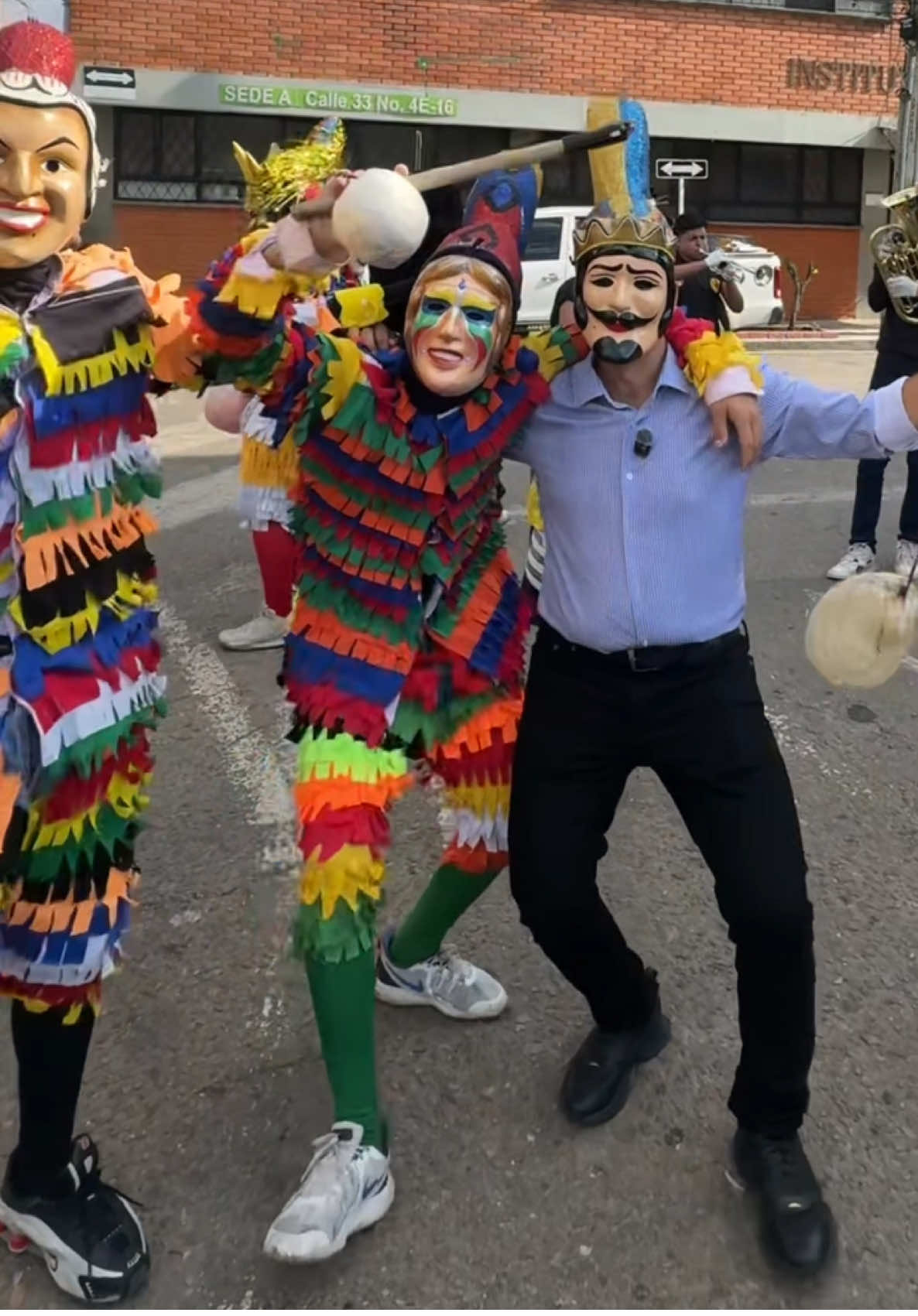 ¡Estos son los Matachines de la Cumbre en Floridablanca Santander! 🎉🐯 Una tradición decembrina que une a las familias en estas hermosas comparsas 🎉