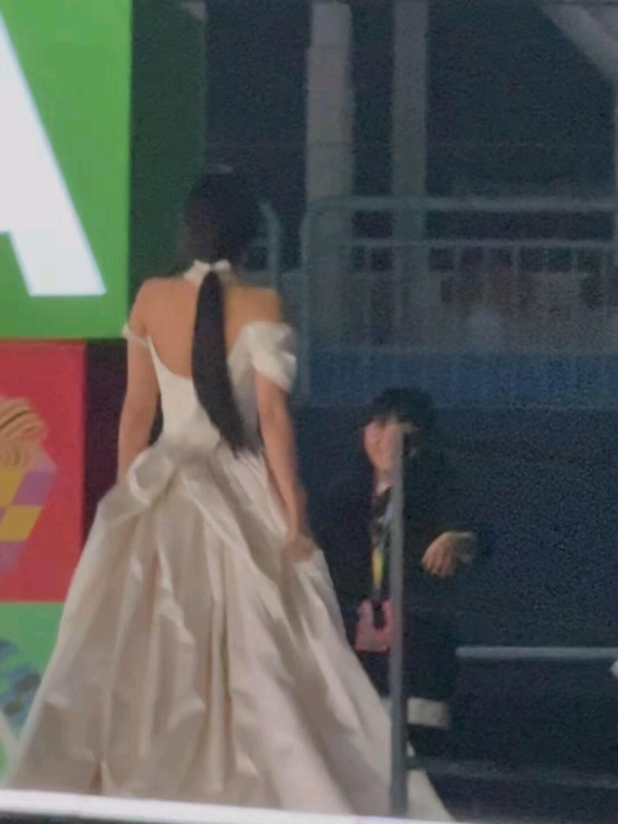 That back view says everything. 🥺 #Jennie #KimJennie #BLACKPINK #Kpop #KpopIdol  