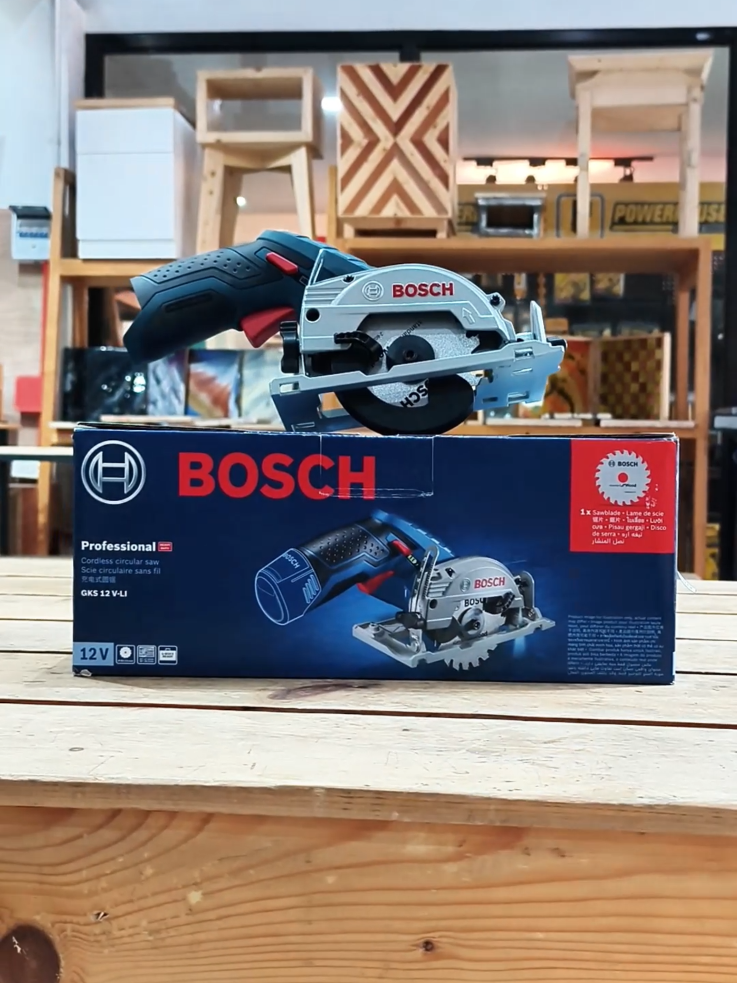 Compact pero Powerful: Mini Circular Saw in Action!
