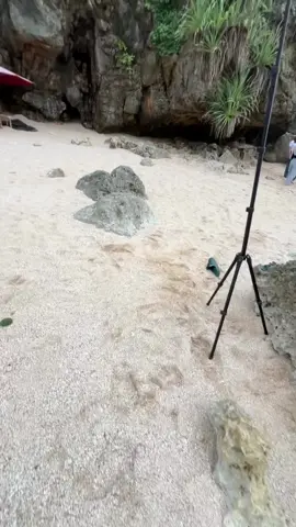 Foto di pantai yang gak begitu terkenal ternyata ada yang bikin kaget ya 