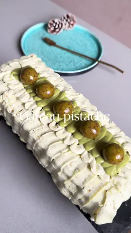 100g pistache tnajmou tamlou gateau bnin 👌Crème pâtissière (mousseline)  Ingrédients : • 500 ml de lait • 120 g de sucre semoule • 60 g de poudre à crème • 250 g de margarine / 2 sachets de crème chantilly  . 50 g de pâte de pistache   Génoise Ingrédients : • 4 œufs à température ambiante • 80 g de sucre semoule + 2 sachets de sucre vanillé • 100 g de farine • 50 g de pistache  • 1 pincée de sel (tel9aw reel fih la recette kemla) #gateaupistache #recettefacile #contentcreator #pistachio #foryoupage❤️❤️ 