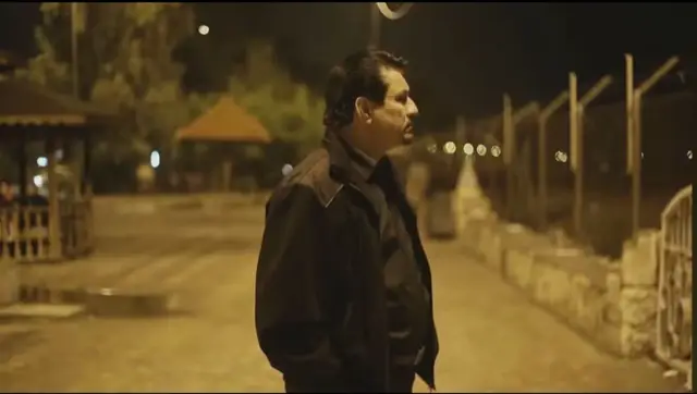 *أنحب* على افراكك وادك واشحصّلت من هالعشك الناس تاكل بالعثك وآنه * اركض على الطايحه* *أركض على الطاحت* و اجد تالي صفر إيدي ترد بيدي زرعتك يا ورد ولغيري تنطي *الرايحه* *ريحتك* فاحت للملا وتحرمني يا ريم الفلا شخصك عليّه اشبدّله ما مش صديج *الينصحه* محّد *ينصحك* يا بدر وتغيّب نجوم الهجر سكران بهواك الفكر ما يوم يمدلّل * صحه* ما * صحه* فكري بغيبتك جا هذي تالي مروّتك أنطيك جف امحبّتك وانته لعدوّي *اتصافحه* *اتصافح* عدوي بلا خجل واتقطع حبال الامل تدري بحبيبك لو زعل كل البشر *متصالحه* ما *اصالح* الماله بخت مغرور طار ويه الرخت كل الضعاين نوخت وضعون شوقي *مطوحة* *طوحت* بضعوني واسف وبيك المثل صح يا ترف  الديج الذي ماله عرف  ما تنسمع له *صايحه* *صيحتك* ما منها رجه مضحتني للراح واجه سري العدوي تورجه وتريد مني *مسامحه* *سامحتك* وقلبي انشعب ما فاد وياك التعب هذا المثل بيك انضرب  من * بد وفه* ولا تمالحه *بد وفه* وما تحكم عدل كل سا تفك جرحي وتشل  ناس الذي تحب وتمل #جابر_الكاظمي #foryoupage 