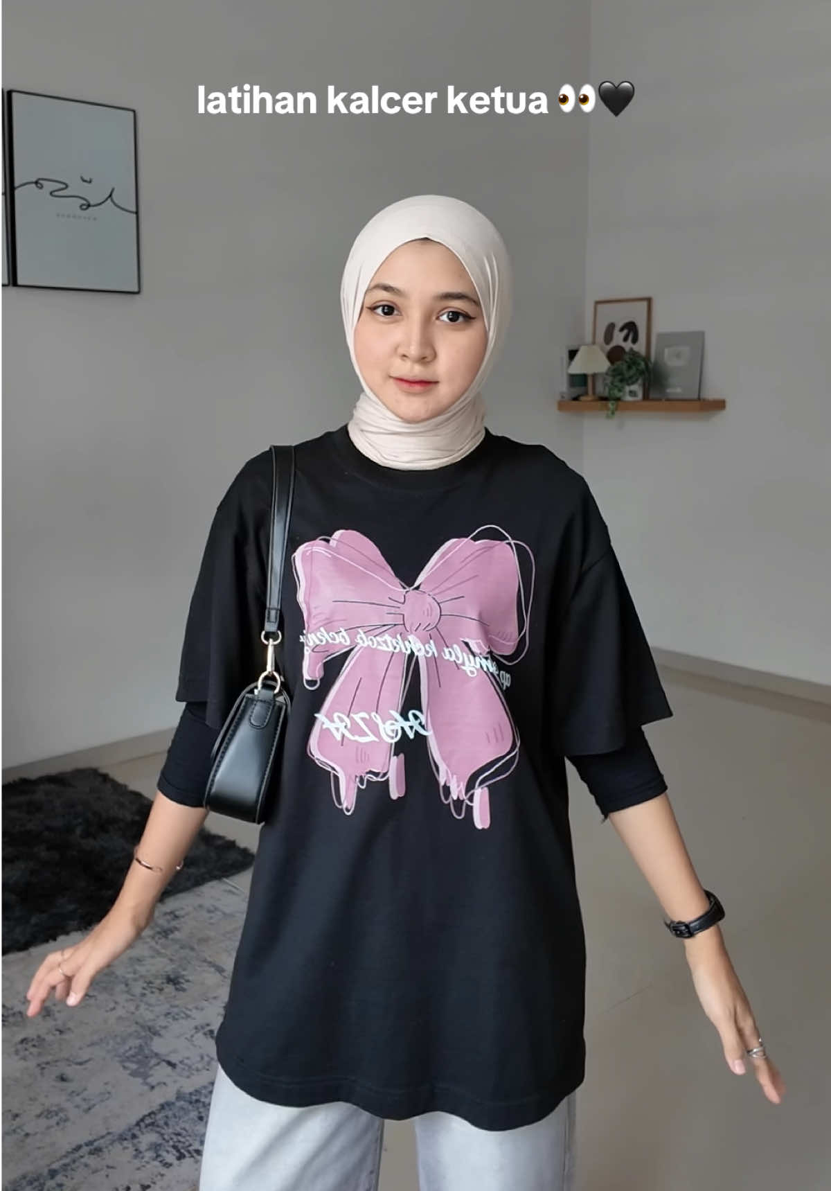 Simple gini aja udah ecek 👀🖤 #kaoslucu #kaoswanita #kaosgambar #kaoscotton #kaosoversize 