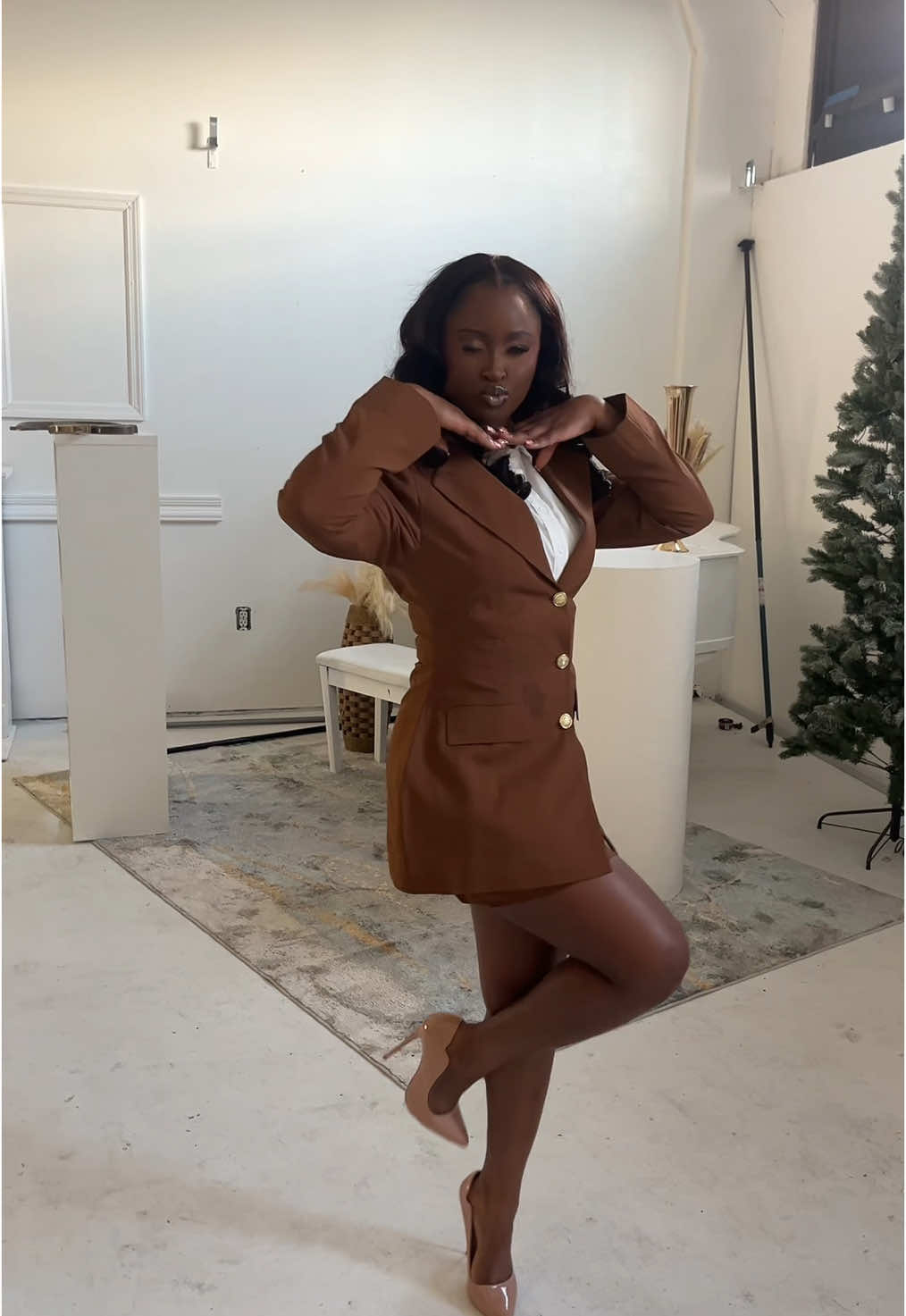 Grad photoshoot look obsessed with the cinching of the waist 🤏🏾🥰  #graduation #nursingstudent #photoshoot 
