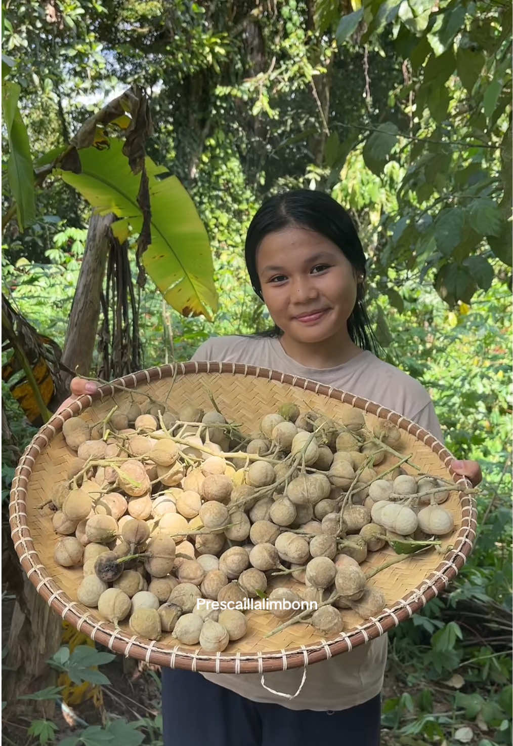 Kacang macadamia versi lokal? Rasanya gimanaayaa... enak banget ternyata 😋🤭 #macadamianuts #fyp #dailyvlog #kalimantan #viral 