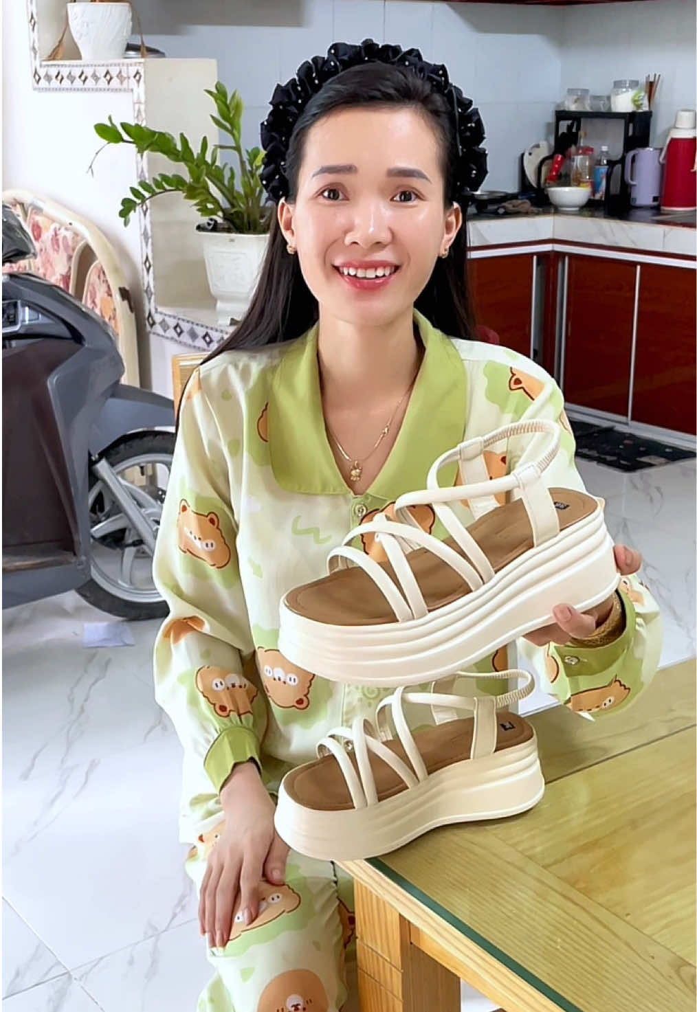 Dép xinh mang êm chân thoải mái tôn dáng mặc gì mang cũng xinh ##anhnguyet295##riewew##depsandalnu##depquaihau