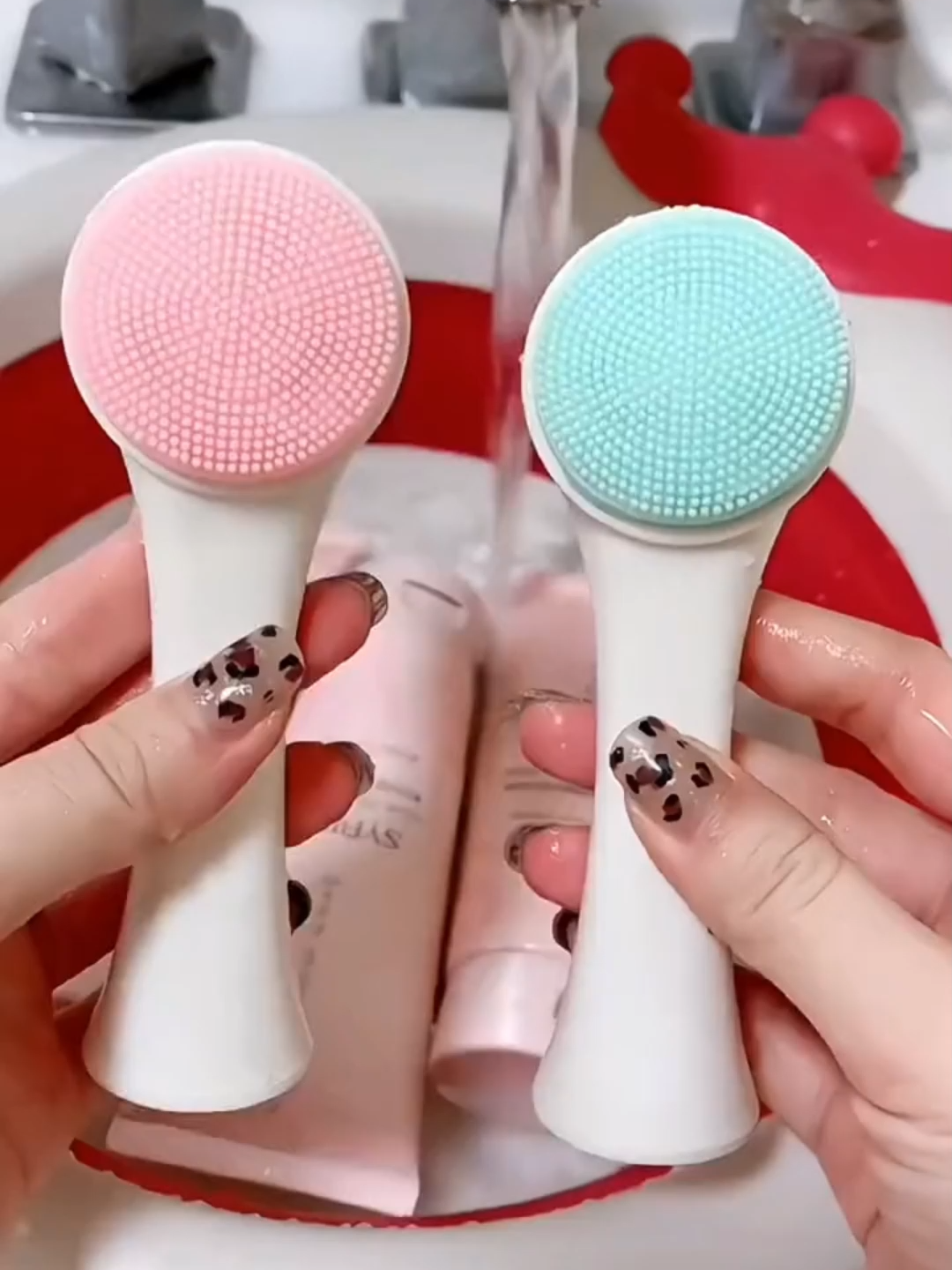 🧼 RỬA MẶT ĐÚNG CÁCH – DA SẠCH GẤP ĐÔI Cọ rửa mặt 2 đầu 💕 ✔️ Silicon làm sạch sâu ✔️ Lông mềm massage êm da 👉 Da sạch – mịn – giảm bít tắc lỗ chân lông 🔥 Giá hạt dẻ – chốt đơn ngay!