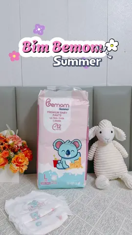 Cùng xem Bỉm bemom Summer em bé dâu nhà mình đang sử dụng có gì nha Bao bì thiết kế bắt mắt, được in hoạ tiết gấu koalar, có màu hồng nhẹ nhàng đáng yêu. Bịch bỉm full size nhưng đc thiết kế Nhỏ gọn, Vị trí mở lấy bỉm ở phía trên quai xách tiện lợi. Nhãn mác đầy đủ thông tin rõ ràng: bemom summer là bỉm ngày, có độ dày 1.35mm, khả năng thấm hút tốt, giữ khô thoáng vòng 12h. Bịch bỉm Dâu đang size L có 50 miếng dành cho em bé 9-14kg Điều đặc biệt là khi các mẹ mua bỉm Bemom sử dụng cho con, thì với mỗi bịch bỉm sẽ đóng góp thêm 500đ, vào quỹ thiện nguyện Hạt Mầm Xanh, đây cũng là 1 đặc điểm rất ý nghĩa khi mình chọn Bemom sử dụng cho Dâu. Bemom là bỉm nội địa Hàn dc nhập khẩu về VN nên sẽ có tem phụ tiếng việt đầy đủ thông tin nguồn gốc xuất xứ, thành phần, đặc điểm sử dụng, đơn vị sản xuất, công ty nghiên cứu, công ty nhập khẩu và phân phối tại VN. Với chất liệu tự nhiên 100% cotton, siêu thấm hút, cạp chun siêu mềm, vách chống tràn cao 4,5cm, chống tràn hiệu quả, em bé thoải mái vận động vui chơi cả ngày mà không lo hăm đỏ hay hằn da. Mình tin với những thông tin mình chia sẻ các mẹ mẹ có thể yên tâm lựa chọn và sử dụng Bemom cho em bé nhà mình nha #bemom #bimbemom #embebemom #embedangyeu #mebimsuachamcon 