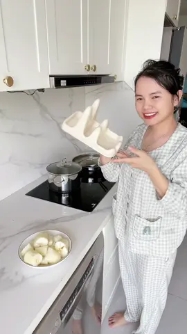 Từ ngày dùng giá gác vung này, căn bếp nhà mình lúc nào cũng gọn gàng và ngăn nắp hơn hẳn.  #giadevungnoi #giadevung #chanhyeurv 