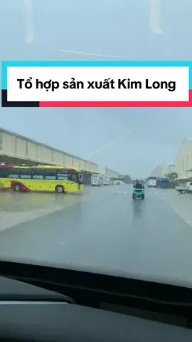 Một ngày cùng khách hàng tham quan nhà máy sản xuất của Kim Long  Motor CÔNG TY CỔ PHẦN KIM LONG MOTOR HUẾ (KIM LONG MOTOR) là chủ đầu tư dự án Khu Công nghiệp sản xuất, lắp ráp ô tô KIM LONG MOTOR Huế có tổng diện tích quy hoạch giai đoạn một hơn 600 ha. Dự án là tổ hợp bao gồm nhiều nhà máy chuyên về sản xuất, lắp ráp xe ô tô; Tổ hợp các nhà máy cơ khí, nhà máy sản xuất chế tạo động cơ, hệ thống truyền động và tổ hợp các nhà máy sản xuất linh kiện phụ tùng ô tô; Kho ngoại quan và dự kiến phát triển các nhà máy sản xuất công nghệ bán dẫn, chip điện tử phục vụ cho sự phát triển của ngành ô tô trong nước và thế giới. Khu Công nghiệp sản xuất, lắp ráp ô tô KIM LONG MOTOR Huế được định hướng phát triển trở thành Trung tâm hàng đầu khu vực về sản xuất ô tô và linh kiện phụ tùng ô tô với mục tiêu đạt tỷ lệ nội địa hóa từ 80% - 90% trước quý II/2026. - Với quy mô cực lớn và mục tiêu nội địa hoá, chuyên nghiệp cao. Chúng tôi kính mong được sự tin yêu và ủng hộ từ quý Khách hàng. Xin cảm ơn!#dongcoyuchaik11  #xekhachvietnam🇻🇳  #xekimlong  #xegiuongnam  #xedulichvietnam 