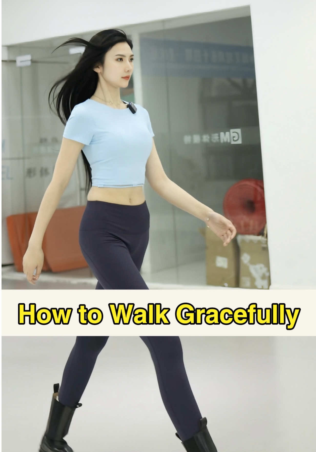 The secret to a graceful walk is your core 🌟 #modeling #walkingtips #modelwalk #posture #modelingtips 