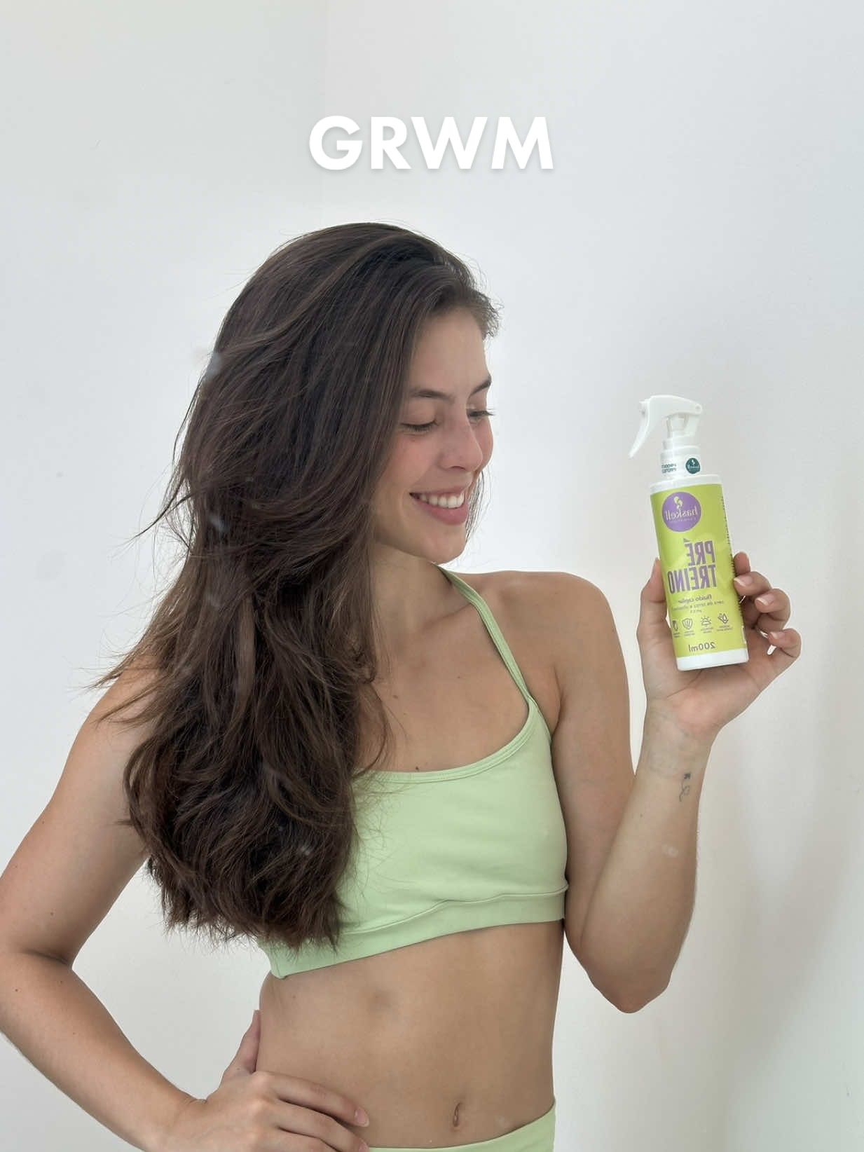 Que eu amo treinar vocês já sabem, mas nada como treinar com a tranquilidade de saber que meu cabelo não tá sofrendo nenhum dano com calor, sol e suor! O pré-treino capilar da @Haskell é a opção PERFEITA pra proteger os fios e fixar o penteado, sem pesar! Ele tem cera de arroz e vitamina E, que cria uma blindagem no fio contra humidade e frizz, além de prevenir o envelhecimento do cabelo ✨ Eu já não largo mais e espero que vocês amem também! 💚💜 #grwm #arrumesecomigo #cabelo #corrida #haskell  publi