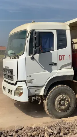 Dump truck 25tons working #dumptruck 